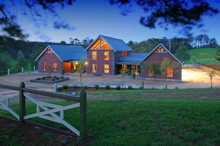 Holiday home for 12 people, with balcony and garden as well as hot tub, with pets in Yarra Valley
