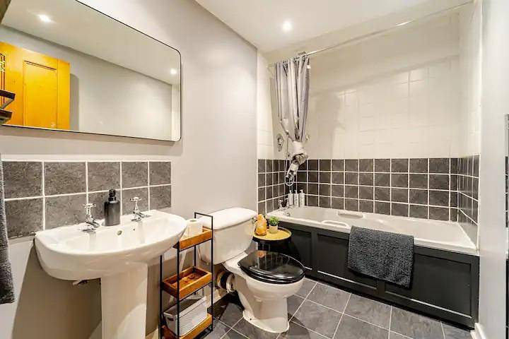 Entire holiday apartment, Stylish City Centre Flat - King Bed - Near Station in Aberdeen, Aberdeenshire
