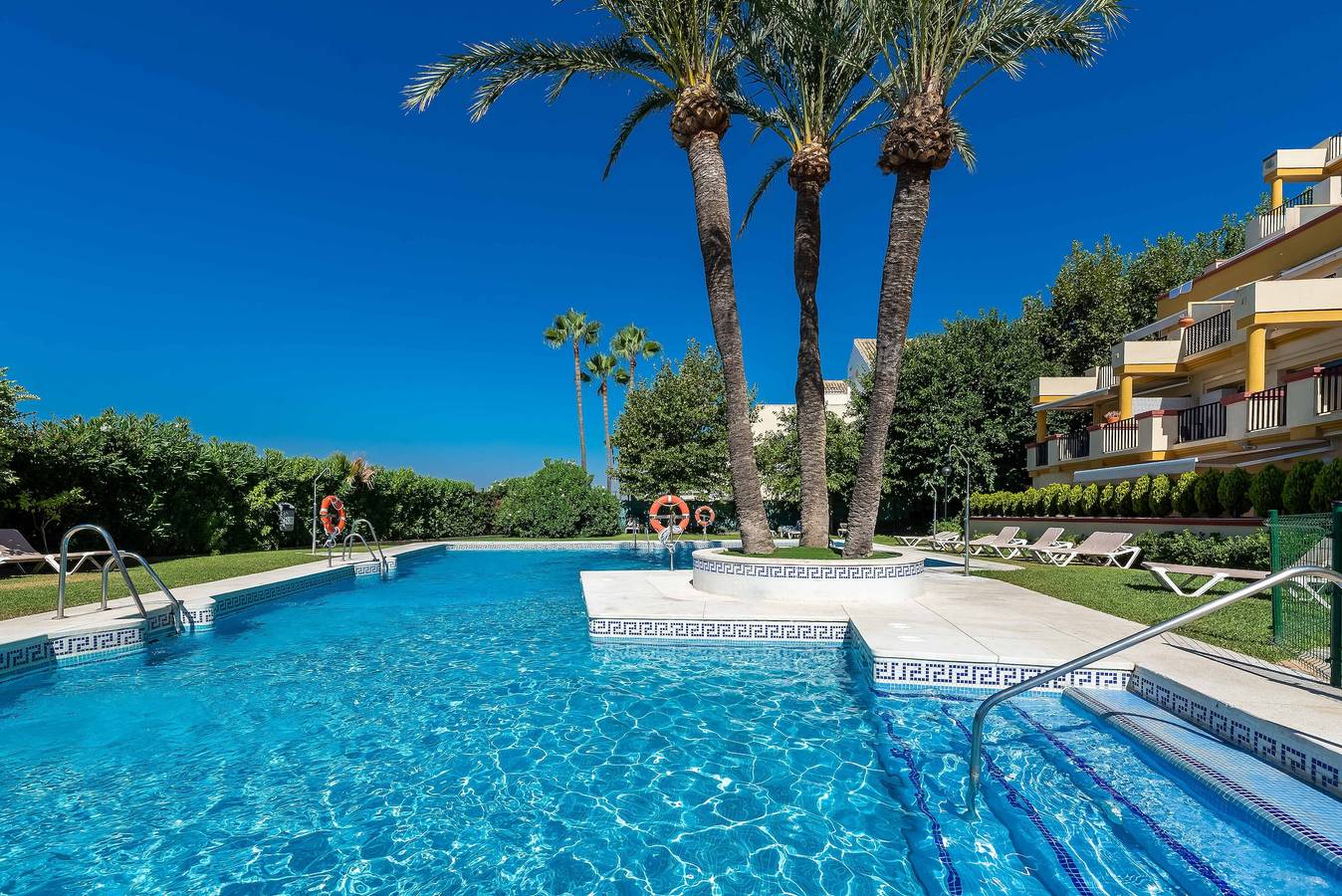 Appartement entier, Appartement "Sea Front Beach Studio" avec vue sur la mer, Wi-Fi et climatisation. in Marbella Est, Marbella
