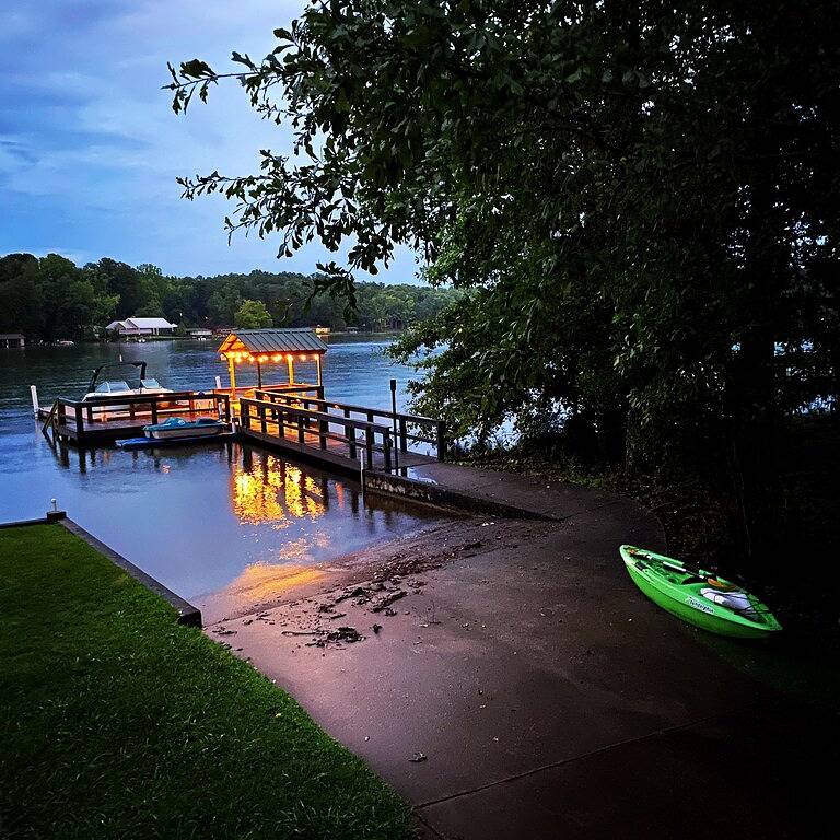 Lakeside Retreat; Fisch, Kajak, Veranda, Bootsrampe, Wlan und Kabel in Lake Martin