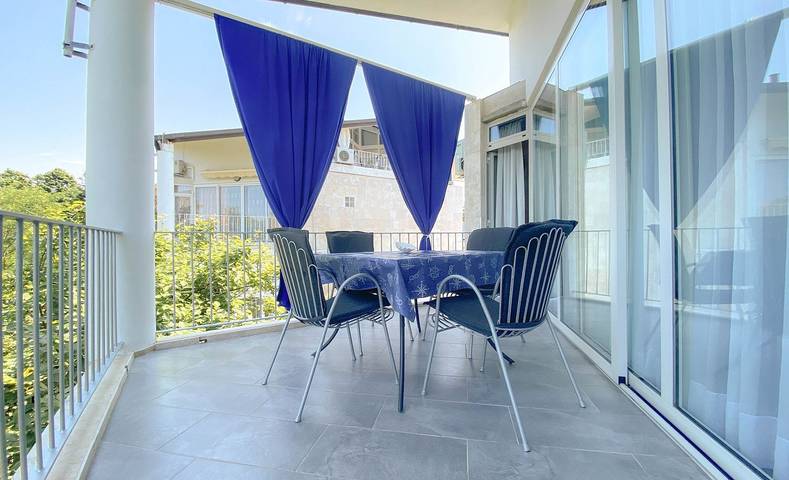 Ganze Wohnung, Charmantes Apartment nur 80 Meter bis zur blauen Adria mit privatem Balkon, Klima, Wifi in plaža Zambratija, Zambratija