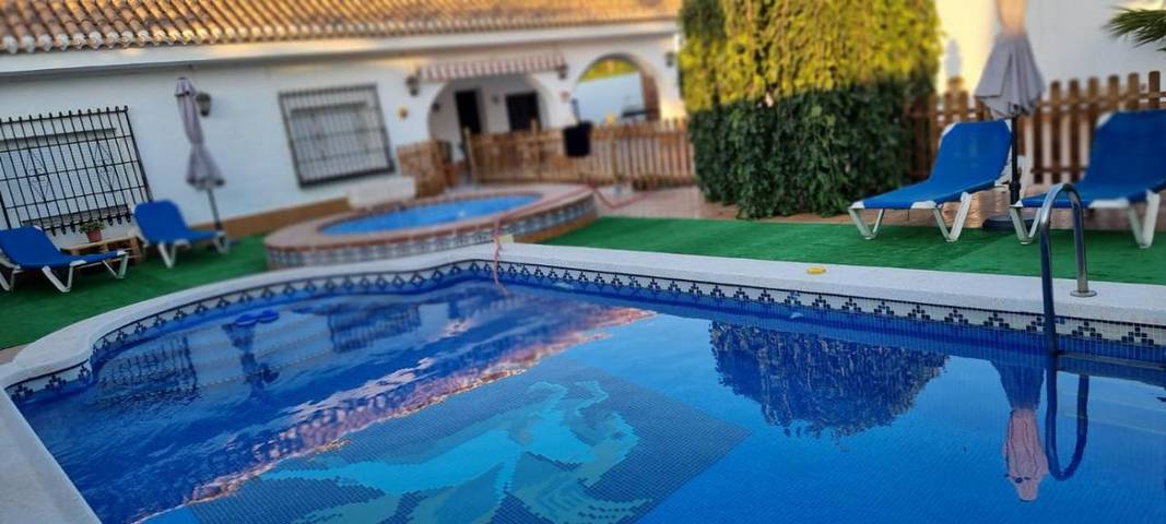 Ferienhaus für 9 Personen, mit Terrasse und Ausblick sowie Pool - 1