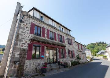 Gîte pour 2 personnes, avec jardin et vue à Albepierre-Bredons