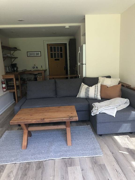 Bright Lakeside Retreat: King Bed & Willow Views in Nelson, Whitewater Ski Resort