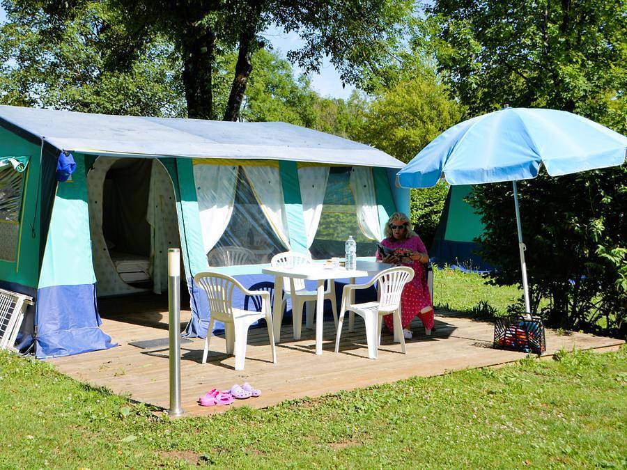 Camping Les Bords de Loue - Bungalow toilé 6 personnes - Tente bungalow 25m² - 2 chambres - sans sanitaires 4/6 pers in Parcey, Jura