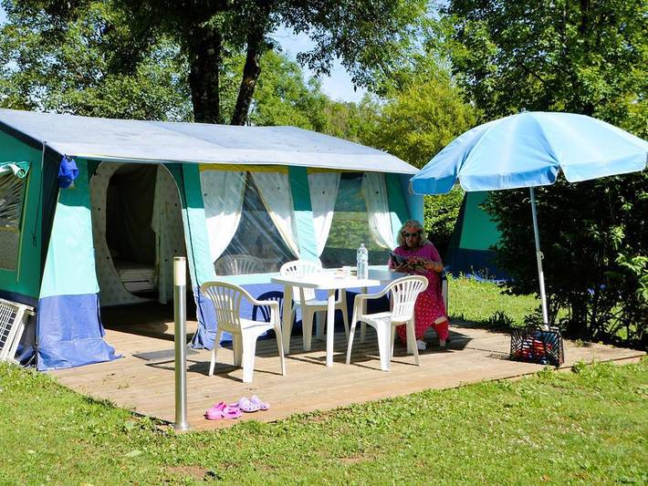 Camping Les Bords de Loue - Bungalow toilé 6 personnes - Tente bungalow 25m² - 2 chambres - sans sanitaires 4/6 pers in Parcey, Jura