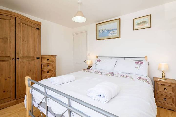 Casa frente al mar con vistas a la playa de Looe. Espacio de estacionamiento reservado 1 minuto a pie! in Looe, Cornualles
