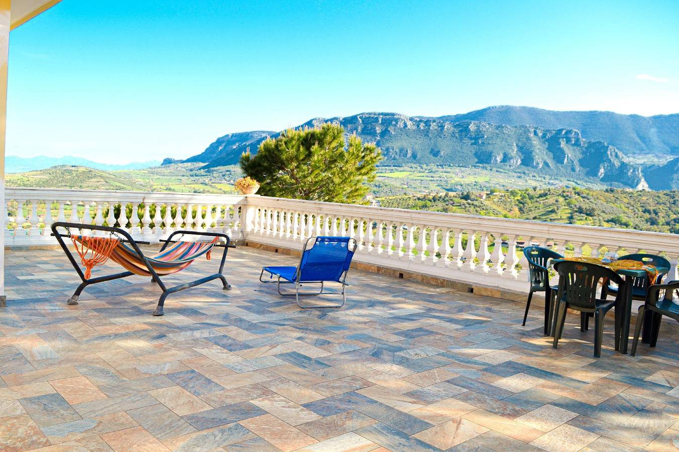 Appartamento intero, Holiday flat with private garden, sea view and communal pool in Ogliastro Cilento, Cilento