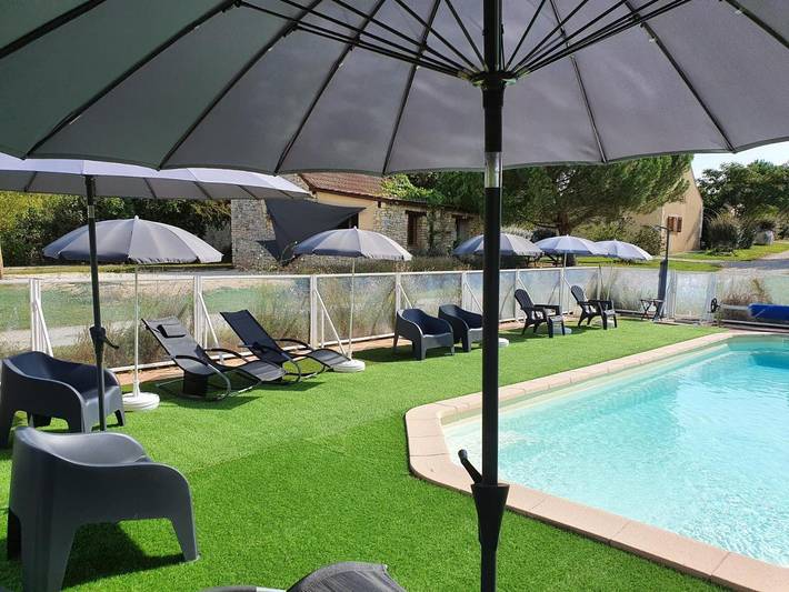 Location de vacances pour 4 personnes, avec piscine ainsi que jardin et vue à Salviac
