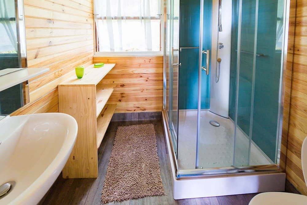 Au Calme  Chalets en bois  2 a 3  personnes  un couple et 1  enfant en bas age in La Bastide-Clairence, Région de Bayonne
