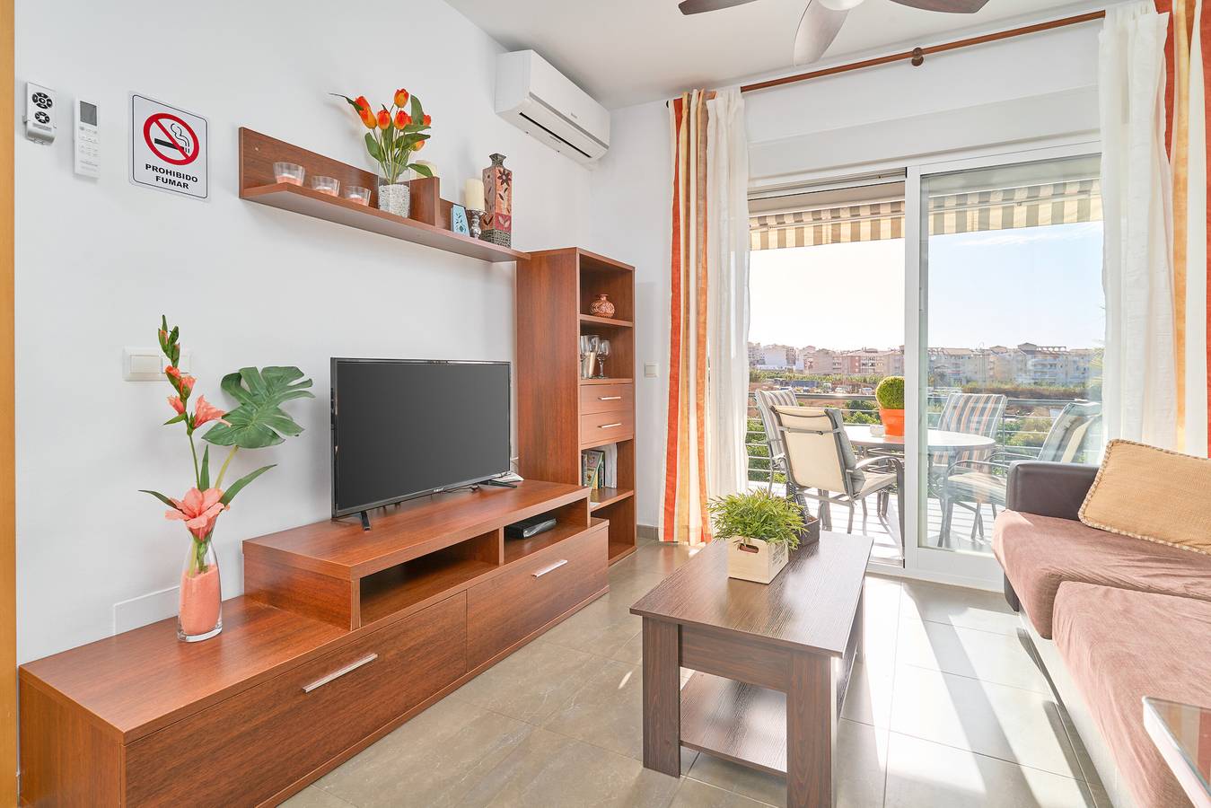 Appartement entier, Appartement 'Vues sur la Mer et la Montagne' avec vue sur la mer, piscine partagée et climatisation in Torrox Costa, Torrox