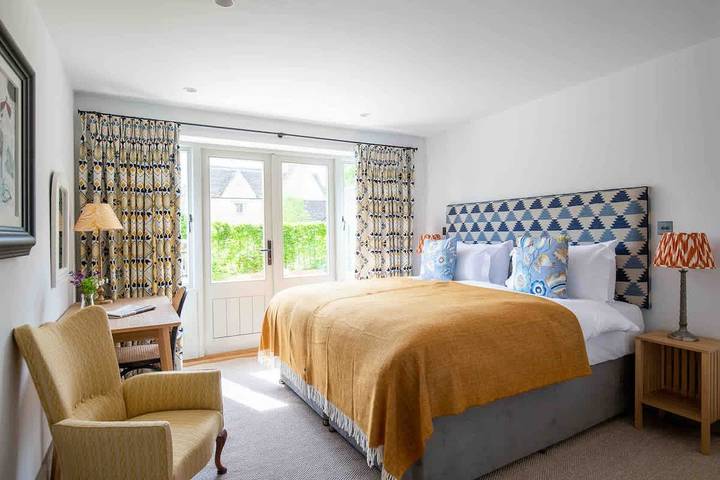 Berry Farm Barn | Hot Tub Retreat for 10 Guests in Gloucestershire