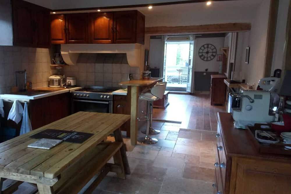 Chambre tout confort dans maison de village in Hauteville-Lompnes, Belley