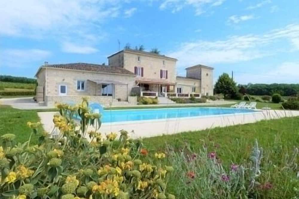 Stunning and spacious Farmhouse with private heated pool near Bastide Town.  in La Sauvetat-sur-Lède, Región de Villeneuve-sur-Lot