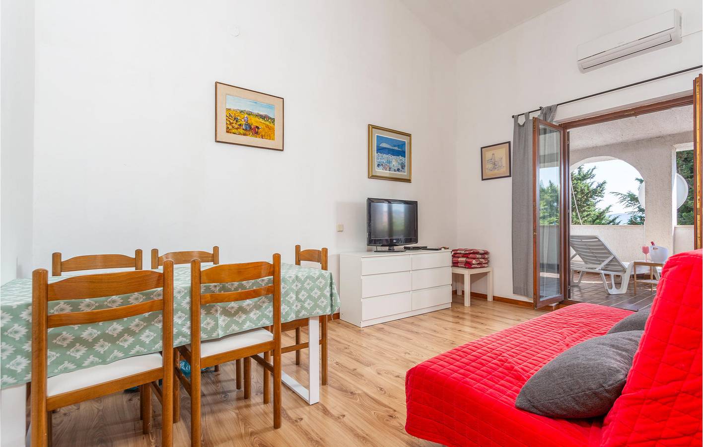 Ganze Ferienwohnung, Gemütliches Apartment mit Terrasse, WLAN, Parkplatz und Strandzugang in der Nähe in Pinezici, Krk