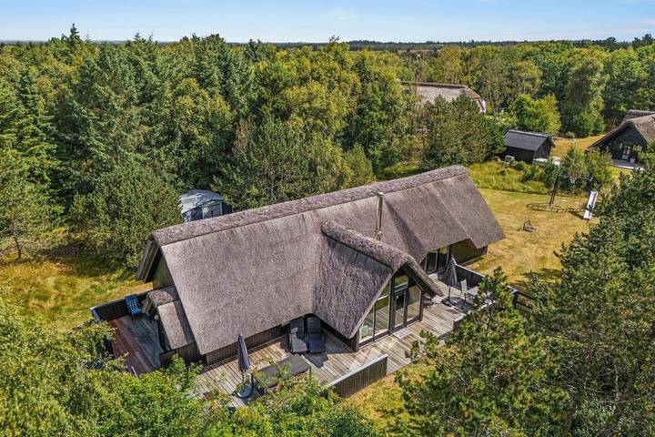 Villa for 6 personer, Balkong / Terrasse og Jacuzzi i tillegg til Badebasseng og Sauna i Blåvand