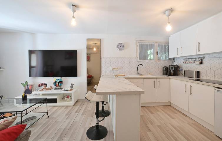 Apartamento vacacional entero, Acogedor Apartamento con WiFi, AC, Parking, Terraza - Cerca de Lunel in Lunel, Costa mediterránea (Francia)