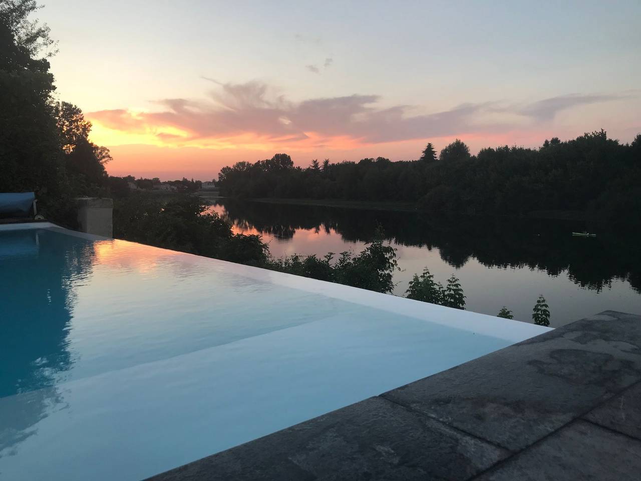 Schloss mit Überlaufpool an der Dordogne in Flaujagues, Région de Libourne