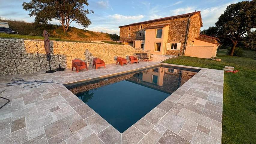 Location de vacances pour 2 personnes, avec Balcon et Terrasse ainsi que Jardin et Piscine à Saint-Barthélemy-de-Vals