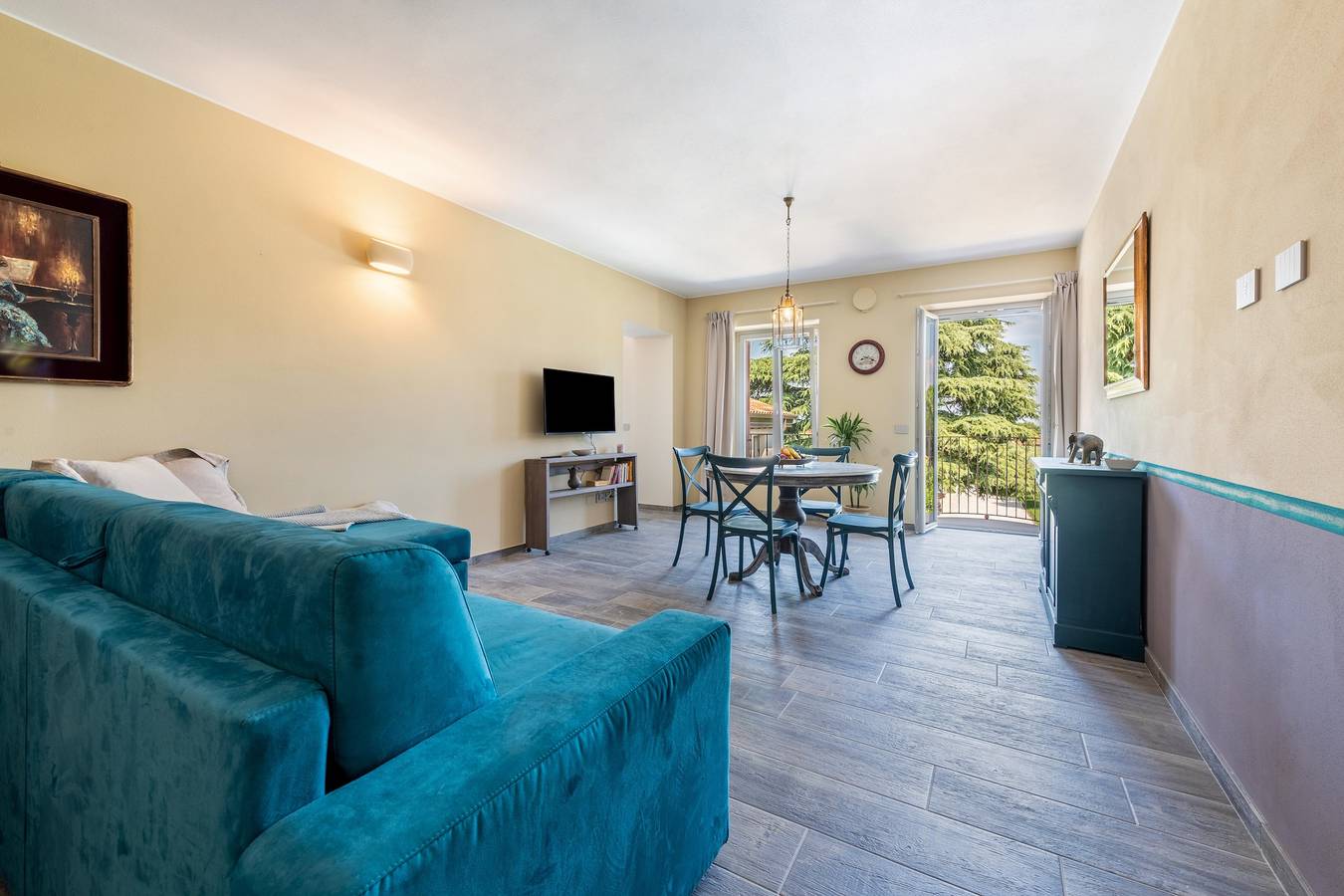 Appartamento intero, Appartamento 'Abaye 4 Merlot - Charm' con piscina condivisa, Wi-Fi e aria condizionata in Soiano del Lago, Prealpi Gardesane