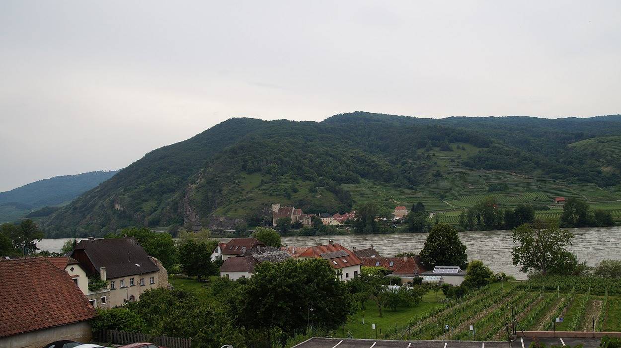 Entire holiday apartment, Weinbau und Gästezimmer Pammer - Doppelzimmer mit Balkon in Rossatz-Arnsdorf, Bezirk Krems an der Donau-Land