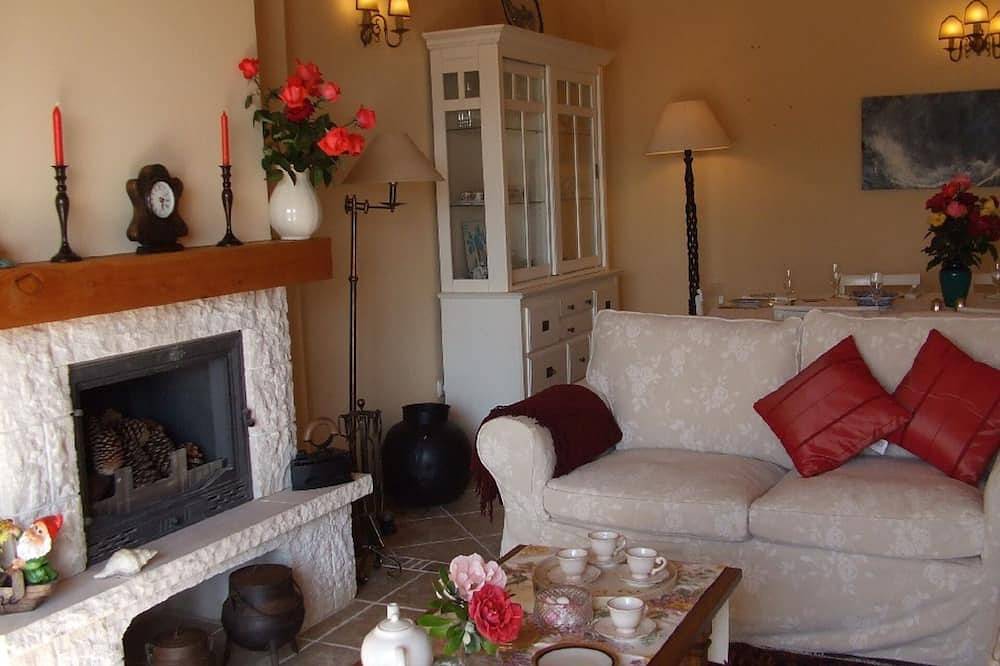 Beautiful house in front of the sea in Azenhas do Mar, near beaches, private poo in Azenhas do Mar, Costa de Lisboa