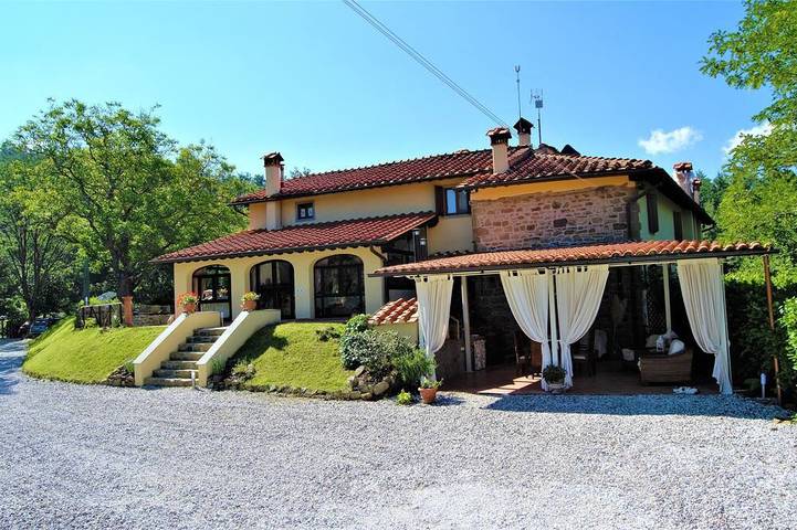 Tuscan villa with private salted and heated infinity pool, breathtaking view in Pelago, Valdarno