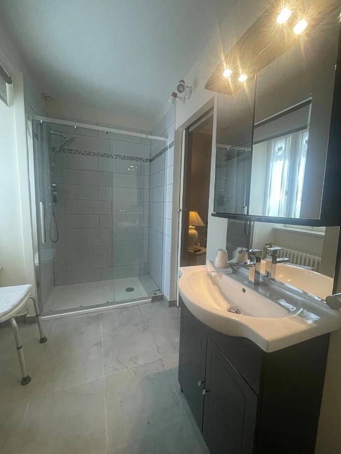 Gîte pour 2 personnes, avec Terrasse et Piscine à La Porcherie - 2