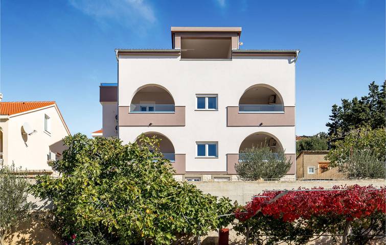 Appartement de vacances entier, Appartement confortable avec vue sur la mer, terrasse et parking, à 2 km du littoral in Stara Novalja, Pag