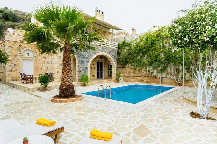 Ferienhaus für 4 Personen, mit Balkon und Terrasse sowie Garten und Pool