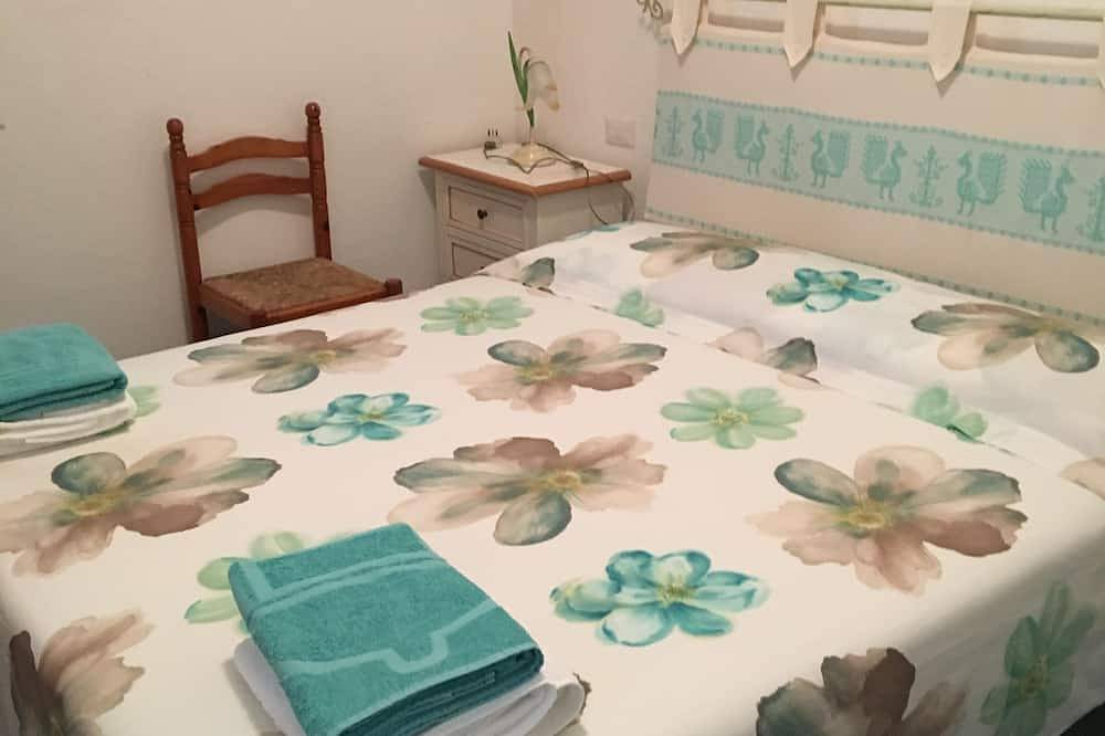 Santa Margherita di Pula: villetta a schiera con giardino a 200 metri dal mare in Santa Margherita di Pula, Pula e dintorni