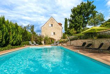 Gîte pour 9 personnes, avec vue ainsi que jardin et piscine à Saint-Germain-du-Bel-Air