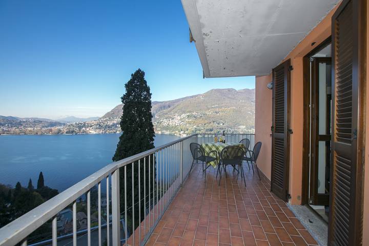 Appartamento per 4 persone, con balcone e vista lago, adatto a famiglie con bambini a Blevio