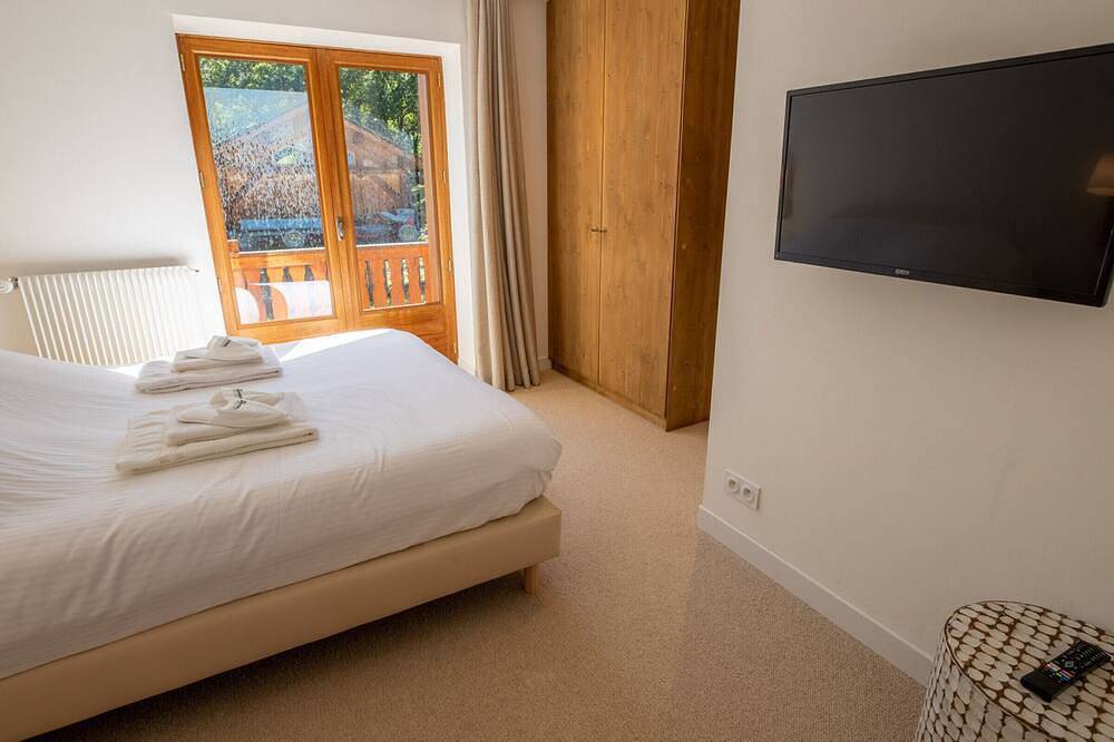 Renovated chalet with fireplace and covered parking in a quiet area in Les Allues, Les Trois Vallées