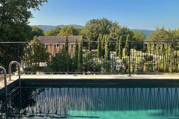 Gîte pour 6 personnes, avec terrasse et jardin à Caseneuve