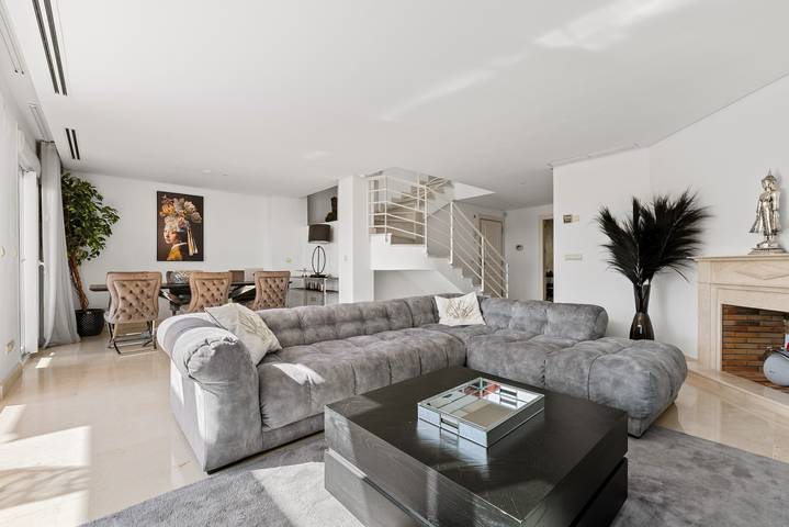 Ganze Wohnung, Apartment 'Marbella Duplex Penthouse' mit Meerblick, WLAN und Klimaanlage in Nueva Andalucia Golf Valley, Marbella