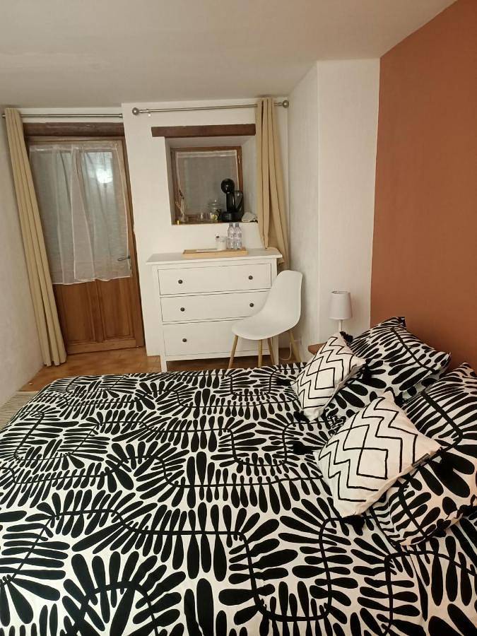 Gîte pour 2 personnes, avec vue ainsi que terrasse et piscine à La Coucourde - 3