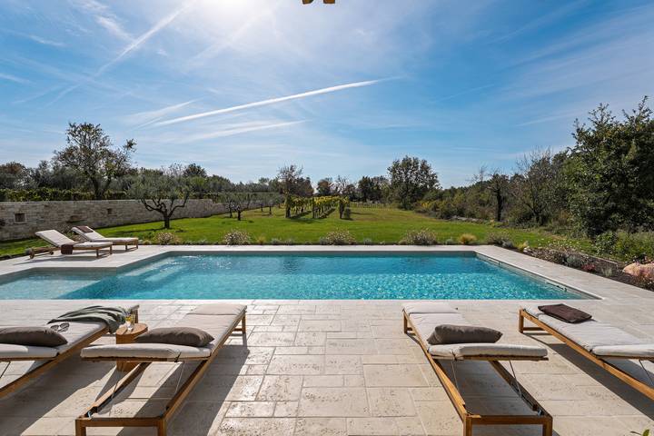 Villa pour 8 personnes, avec piscine ainsi que terrasse et jardin, animaux acceptés à Kanfanar
