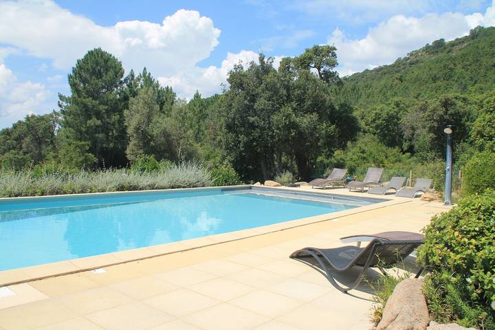 Gîte pour 2 personnes, avec Terrasse ainsi que Jardin et Piscine à San-Gavino-di-Carbini