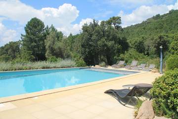 Gîte pour 2 personnes, avec terrasse ainsi que jardin et piscine en Corse-du-Sud