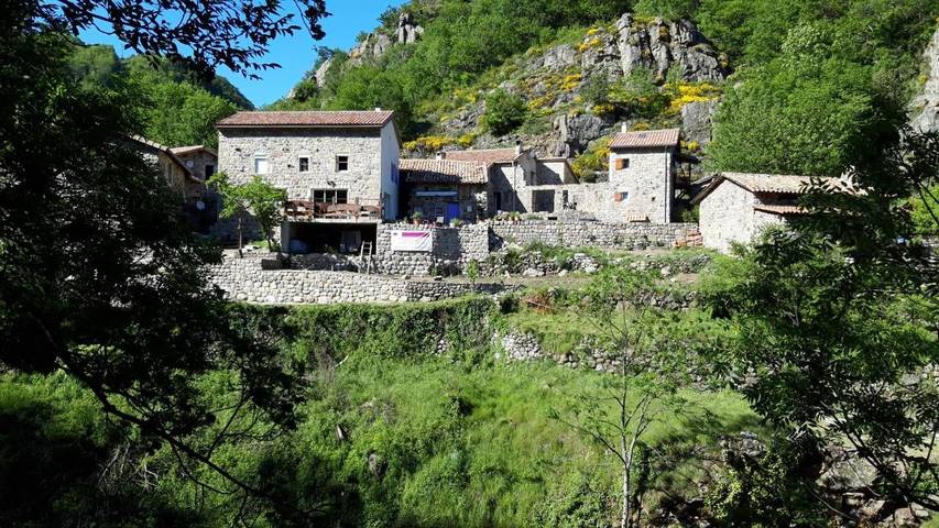 Cottage pour 2 personnes, avec jardin et vue, animaux acceptés dans Péreyres