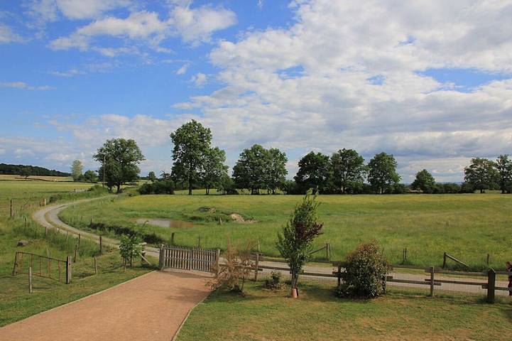 Location de vacances pour 24 personnes, avec terrasse ainsi que piscine et jardin dans la Loire - 3