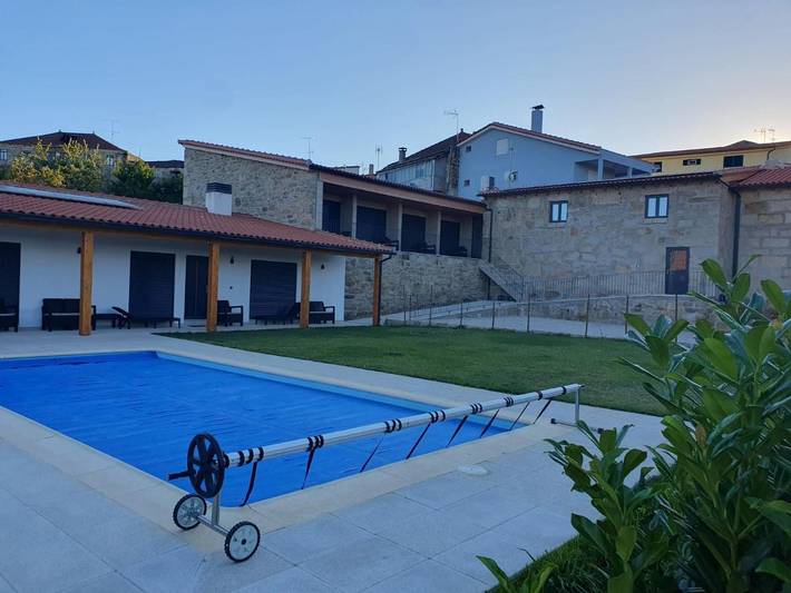 Maison de campagne pour 3 personnes, avec Balcon et Terrasse ainsi que Jardin et Piscine à Valpaços