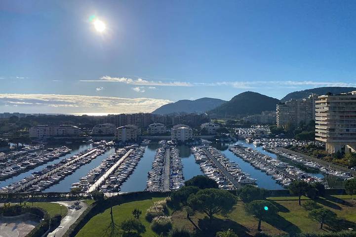 Location de vacances pour 6 personnes, avec jardin et balcon, animaux acceptés à Mandelieu-la-Napoule