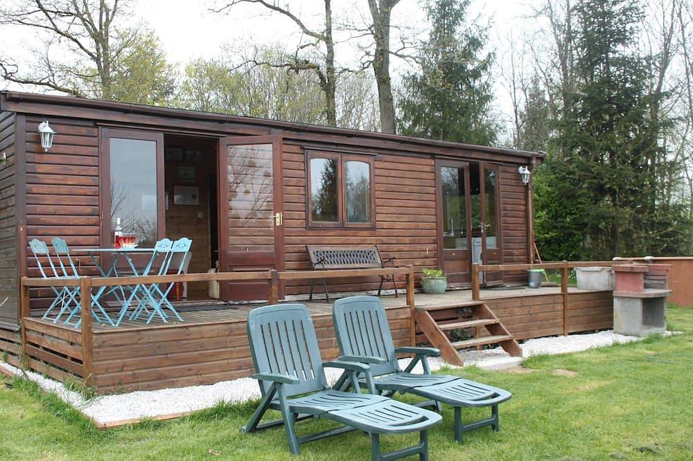 Lac Lucie chalet and private lake, hot tub, private pool, woodland and wildlife in Massignac, Charente
