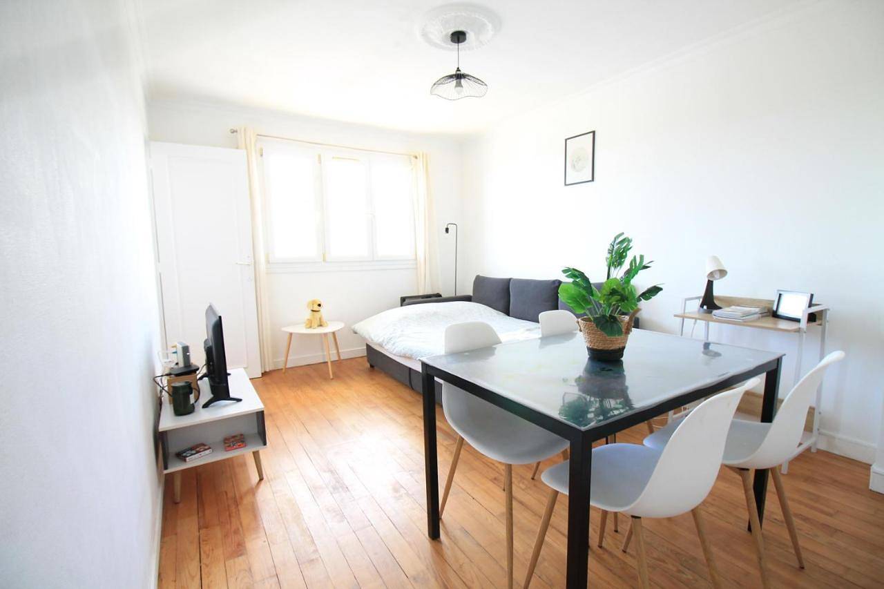 Appartement entier, La Colline - Pont-Hébert - com - Grand Parking gratuit, De 1 à 4 personnes, Tout équipé, Netflix, Amazon Prime Gratuits et Illimités, Matelas Emma, Lave Linge, Vue sur la Vallée, Rdc in Pont-Hébert, Région de Saint-Lô