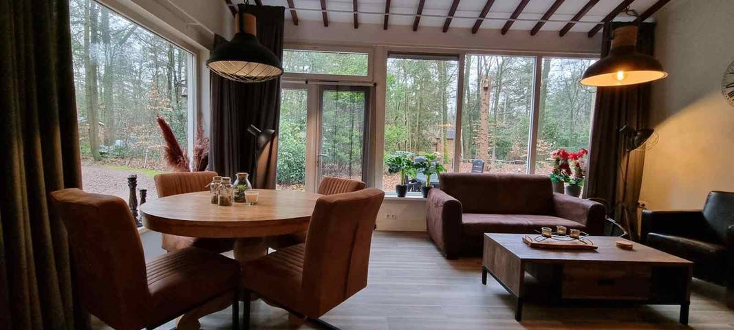 Luxuriöses Ferienhaus mit Außen Spa für 4 Personen in den Wäldern in Epe, Veluwe