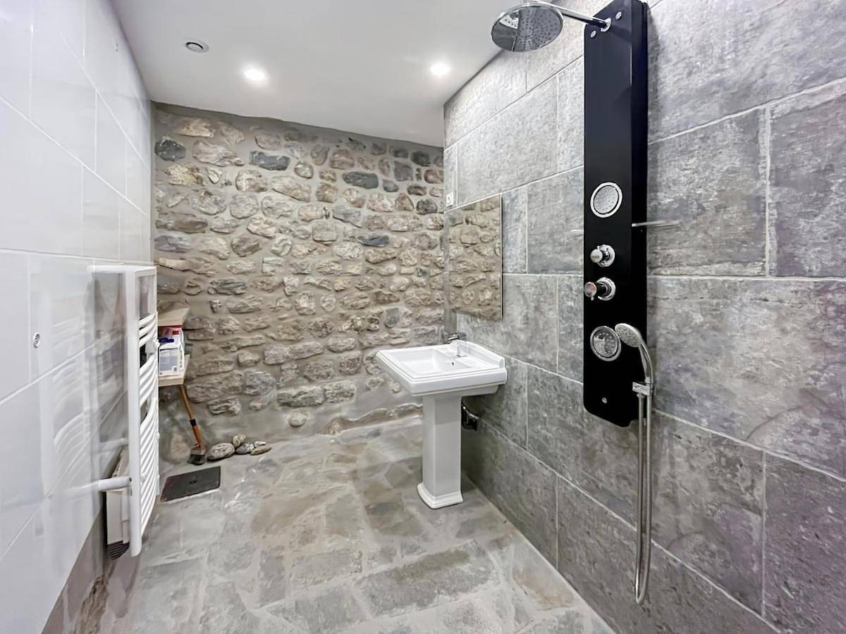 Appartement entier, One-Bedroom Apartment in Burzet, Parc naturel régional des Monts d'Ardèche