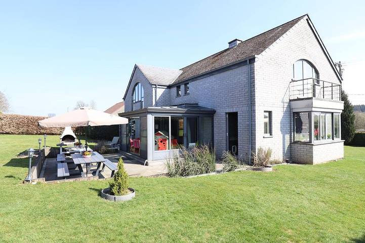 Location de vacances pour 14 personnes, avec jacuzzi et sauna ainsi que terrasse et jardin dans Mont (Houffalize)