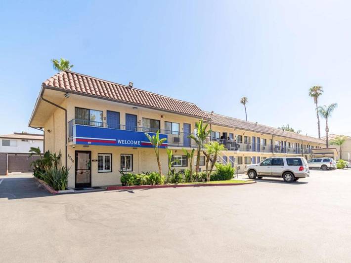 Ganze Wohnung, Sonniges Apartment mit 2 Schlafzimmern (Doppelbetten) | Minikühlschrank in Riverside, Riverside County